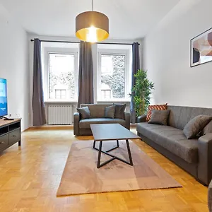 Flatista Homes - Old Town Apartment Munich